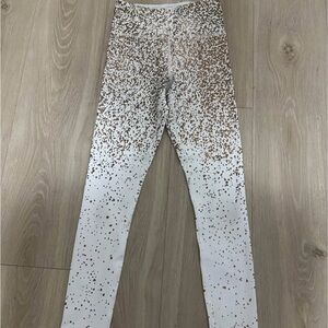 Chic women’s workout leggings.  White with gold flex’s.   Amazing condition.